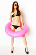 Frau im Bikini mit Schwimmreif