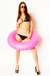 Frau mit pinkem Schwimmreif