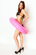 sexy Frau mit pinkem Schwimmreifen