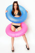 sexy Frau mit Schwimmreifen