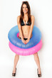 schöne Frau mit Schwimmreifen
