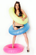 Frau mit drei Schwimmreifen