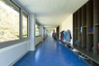 Foto: modern public school, corridor blue floor modern public school, corridor blue floor