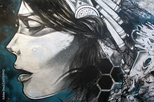 Photo: Arte urbano. Graffiti de una mujer en una pared Arte urbano. Graffiti de una mujer en una pared