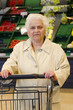 Foto: Seniorin beim Einkaufen von Lebensmitteln im Supermarkt Seniorin beim Einkaufen von Lebensmitteln im Supermarkt