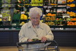Foto: Seniorin liest Nährwerteangaben von Lebensmitteln im Supermarkt Seniorin liest Nährwerteangaben von Lebensmitteln im Supermarkt