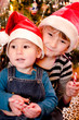 Foto: Kinder vor dem Weihnachtsbaum mit Zuckerstangen Kinder vor dem Weihnachtsbaum mit Zuckerstangen