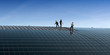 Photo: Operai che installano pannelli solari sul tetto Operai che installano pannelli solari sul tetto