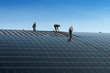 Photo: Operai che installano pannelli solari Operai che installano pannelli solari