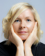 blonde Frau mit blauen Augen