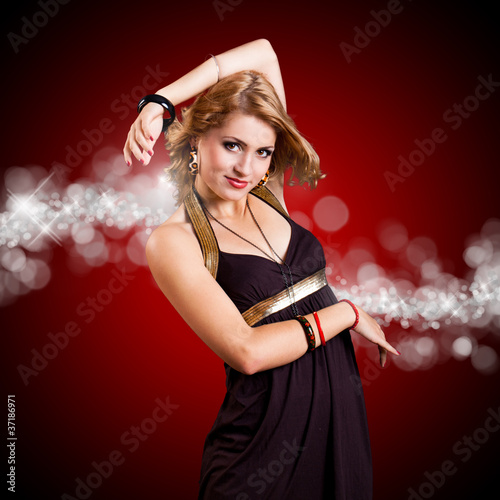 Photo: junge blonde Frau beim tanzen junge blonde Frau beim tanzen