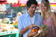 Foto: couple shopping at the market couple shopping at the market