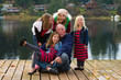 Foto: A happy gray haired Grandpa with 4 Grandchildren on a lake A happy gray haired Grandpa with 4 Grandchildren on a lake