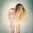 Nackte Frau mit langen blonden Haaren Nackte Frau mit langen blonden Haaren