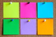 bunte Notizzettel an Kork Pinwand