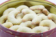 Weihnachtsplätzchen, Vanillekipferl, in einer Blechdose