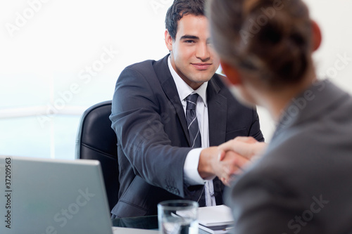 Foto: Manager interviewing a female applicant Manager interviewing a female applicant