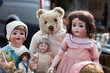 Puppen auf Flohmarkt