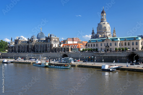 Foto: Academy of Fine Arts and Frauenkirche in Dresden, Germany Academy of Fine Arts and Frauenkirche in Dresden, Germany