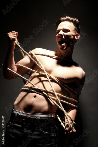 Photo: Mann mit Seil Mann mit Seil