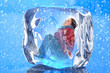 junge Frau im Eiswürfel