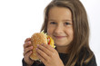 Mädchen hält Hamburger (mr)