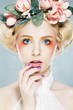 사진:Seductive blonde in colored wreath Seductive blonde in colored wreath