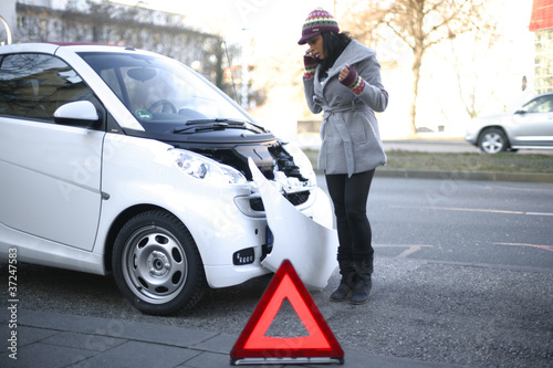 Photo: Frau mit Autounfall Frau mit Autounfall