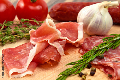 Photo: Schinken und Salami auf einem Brettchen Schinken und Salami auf einem Brettchen