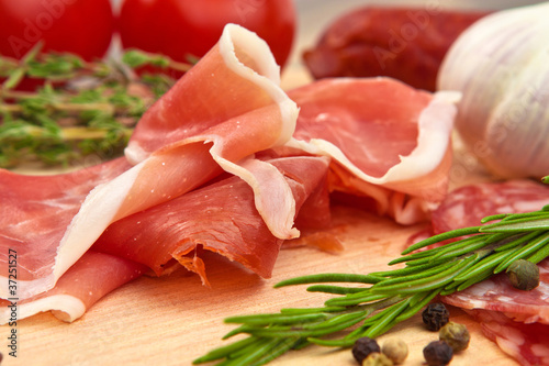 Photo: Schinken und Salami auf einem Brettchen Schinken und Salami auf einem Brettchen