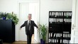 Ein Mann in einem Büro ist zornig
