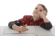 enfant garçon rêvant sur ses devoirs enfant garçon rêvant sur ses devoirs