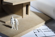 Architektur modell mit modellfiguren und Bauplänen
