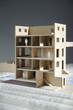 Architektur Modellhaus mit Bauplänen im Vordergrund