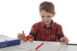 enfant garçon jouant pendant ses devoirs enfant garçon jouant pendant ses devoirs