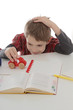 enfant garçon jouant pendant ses devoirs enfant garçon jouant pendant ses devoirs