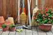 Images : outils de jardinage, rang� dans l\'abris