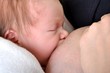 bébé tétant le sein de sa maman