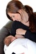bébé tétant le sein de sa maman