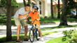 Vídeo: Young Ethnic Father Encouraging Son on Bicycle Young Ethnic Father Encouraging Son on Bicycle