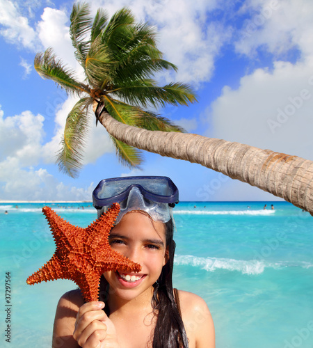 Photo : latin tourist girl holding starfish tropical beach latin tourist girl holding starfish tropical beach