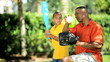Vídeo: Ethnic Father & Son Practicing Baseball Ethnic Father & Son Practicing Baseball