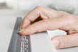 Lesen mit Brailledisplay am Computer für Blinde