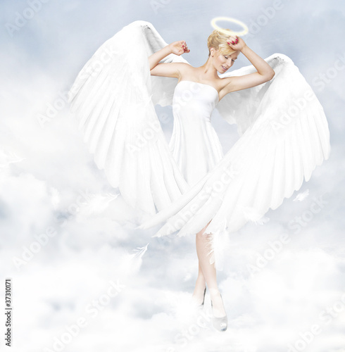Foto: Young woman as an angel Young woman as an angel