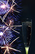Sektglas und Feuerwerk