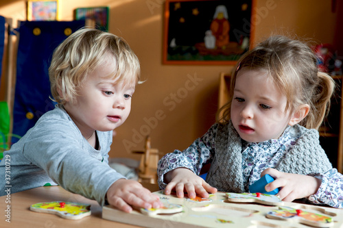 Photo: Kinder spielen mit Puzzle Kinder spielen mit Puzzle