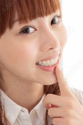 Photo: 歯を指さす女性 歯を指さす女性