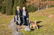 Seniorenpaar mit ihrem Hund in Natur