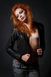 Foto: Portrait of a beautiful young redhead woman Portrait of a beautiful young redhead woman