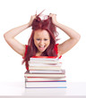 entsetze Frau vor Bücherstapel